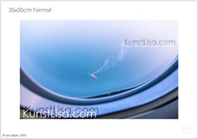 Lade das Bild in den Galerie-Viewer, Ausblick-aus-dem-Flugzeug-Fenster-auf-rotes-Containerschiff-im-blauen-Meer-in-Neuseeland-Format-35x50cm