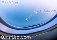 Lade das Bild in den Galerie-Viewer, Ausblick-aus-dem-Flugzeug-Fenster-auf-rotes-Containerschiff-im-blauen-Meer-in-Neuseeland-Format-A3-und-A4