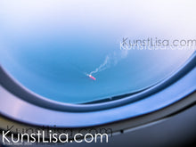 Lade das Bild in den Galerie-Viewer, Ausblick-aus-dem-Flugzeug-Fenster-auf-rotes-Containerschiff-im-blauen-Meer-in-Neuseeland