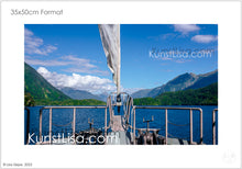 Lade das Bild in den Galerie-Viewer, Ausblick-vom-Segelschiff-auf-das-blaue-Meer-den-Doubtful-Sound-mit-grünen-Bergen-im-Hintergrund-Landschaft-in-Neuseeland-Format-35x50cm