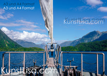 Lade das Bild in den Galerie-Viewer, Ausblick-vom-Segelschiff-auf-das-blaue-Meer-den-Doubtful-Sound-mit-grünen-Bergen-im-Hintergrund-Landschaft-in-Neuseeland-Format-A3-und-A4