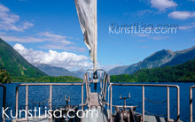 Lade das Bild in den Galerie-Viewer, Ausblick-vom-Segelschiff-auf-das-blaue-Meer-den-Doubtful-Sound-mit-grünen-Bergen-im-Hintergrund-Landschaft-in-Neuseeland