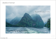 Lade das Bild in den Galerie-Viewer, Ausblick-auf-Berge-die-aus-dem-Wasser-des-Doubtful-Sound-ragen-grüne-Landschaft-mit-mystischen-Wolken-und-Nebel-in-Neuseeland-Format-35x50cm