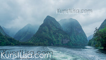 Lade das Bild in den Galerie-Viewer, Ausblick-auf-Berge-die-aus-dem-Wasser-des-Doubtful-Sound-ragen-grüne-Landschaft-mit-mystischen-Wolken-und-Nebel-in-Neuseeland