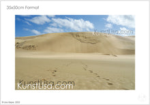 Lade das Bild in den Galerie-Viewer, Ausblick-auf-gelbe-gigantische-Sanddüne-mit-Fußstapfen-im-Vordergrund-Blauer-Himmel-Landschaft-in-Neuseeland-Format-35x50cm