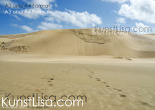Lade das Bild in den Galerie-Viewer, Ausblick-auf-gelbe-gigantische-Sanddüne-mit-Fußstapfen-im-Vordergrund-Blauer-Himmel-Landschaft-in-Neuseeland-Format-A3-und-A4