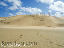 Lade das Bild in den Galerie-Viewer, Ausblick-auf-gelbe-gigantische-Sanddüne-mit-Fußstapfen-im-Vordergrund-Blauer-Himmel-Landschaft-in-Neuseeland
