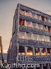 Lade das Bild in den Galerie-Viewer, Graues-Gebäude-beim-Abriss-während-des-orangenen-Sonnenuntergangs-in-Deutschland-Architekturfotografie