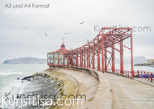 Lade das Bild in den Galerie-Viewer, Blick-auf-roten-Aussichtspunkt-mit-fliegenden-Möwen-am-Meer-im-Hafen-in-Peru-Architekturfotografie-Format-A3-und-A4