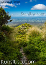 Lade das Bild in den Galerie-Viewer, Ausblick-vom-Vulcan-Berg-Mount-Teranaki-in-die-grüne-Landschaft-auf-Urwald-Felder-und-das-Meer-im-Egmont-Nationalpark-in-Neuseeland-Format-A3-und-A4