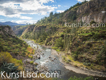 Lade das Bild in den Galerie-Viewer, Ausblick-auf-Fluss-in-den-Anden-Grüne-Landschaft-mit-Chacras-und-Felsen-Flussschlucht-Flussbett-in-Peru