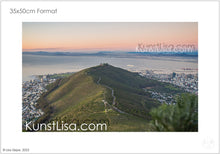 Lade das Bild in den Galerie-Viewer, Ausblick-auf-grünen-Hügel-Signal-Hill-Kapstadt-das-Meer-und-die-Landschaft-mit-Bergen-dahinter-beim-Sonnenuntergang-in-Südafrika-Format-35x50cm