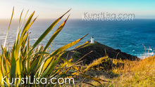 Lade das Bild in den Galerie-Viewer, Ausblick-auf-das-blaue-Meer-und-den-weißen-Leuchtturm-grüne-Landschaft-blauer-Himmel-in-Neuseeland