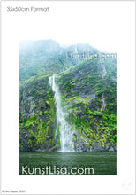 Lade das Bild in den Galerie-Viewer, Ausblick-auf-Wasserfall-an-grün-bewachsenen-Felsen-die-aus-dem-Wasser-ragen-Landschaft-Milford-Sound-in-Neuseeland-Format-35x50cm