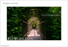 Lade das Bild in den Galerie-Viewer, Begrünter-Weg-in-Pergola-Tunnel-zu-einem-Tor-in-Neuseeland-Format-35x50cm