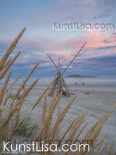 Lade das Bild in den Galerie-Viewer, Ausblick-auf-ein-Tipi-auf-dem-Strand-am-Meer-Berge-im-Hintergrund-Gras-im-Vordergrund-Sonnenuntergang-in-Neuseeland