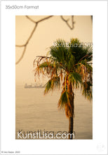 Lade das Bild in den Galerie-Viewer, Ausblick-auf-grüne-Palme-und-das-Meer-mit-Containerschiff-während-des-Sonnenuntergangs-in-Südafrika-Format-35x50cm