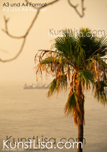 Lade das Bild in den Galerie-Viewer, Ausblick-auf-grüne-Palme-und-das-Meer-mit-Containerschiff-während-des-Sonnenuntergangs-in-Südafrika-Format-A3-und-A4