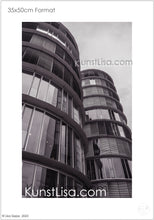 Lade das Bild in den Galerie-Viewer, Architekturfotografie-mit-Schwarz-Weiß-Grau-Filter-runde-Hochhäuser-mit-Glasfront-im-Medienhafen-Düsseldorf-in-Deutschland-Format-35x50cm