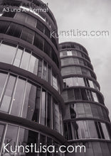 Lade das Bild in den Galerie-Viewer, Architekturfotografie-mit-Schwarz-Weiß-Grau-Filter-runde-Hochhäuser-mit-Glasfront-im-Medienhafen-Düsseldorf-in-Deutschland-Format-A3-und-A4