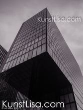 Lade das Bild in den Galerie-Viewer, Architekturfotografie-mit-Schwarz-Weiß-Grau-Filter-Hochhaus-Hotel-mit-Glasfront-im-Medienhafen-Düsseldorf-in-Deutschland-Hyatt-Regency