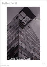 Lade das Bild in den Galerie-Viewer, Architekturfotografie-mit-Schwarz-Weiß-Grau-Filter-Hochhaus-mit-buntem-Muster-im-Medienhafen-Düsseldorf-in-Deutschland-Format-35x50cm