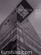 Lade das Bild in den Galerie-Viewer, Architekturfotografie-mit-Schwarz-Weiß-Grau-Filter-Hochhaus-mit-buntem-Muster-im-Medienhafen-Düsseldorf-in-Deutschland