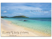 Lade das Bild in den Galerie-Viewer, Landschaftsfotografie "Gelber Sandstrand, Türkises Meer, Grüne Berge" - Fiji