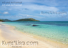 Lade das Bild in den Galerie-Viewer, Ausblick-auf-türkises-Wasser-Meer-heller-Sandstrand-Grüne-Berge-Blauer-Himmel-Landschaft-auf-einer-Fiji-Insel-Format-A3-und-A4