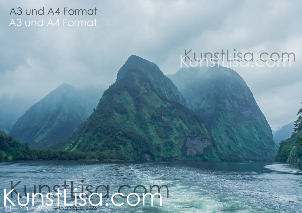 Ausblick-auf-Berge-die-aus-dem-Wasser-des-Doubtful-Sound-ragen-grüne-Landschaft-mit-mystischen-Wolken-und-Nebel-in-Neuseeland-Format-A3-und-A4