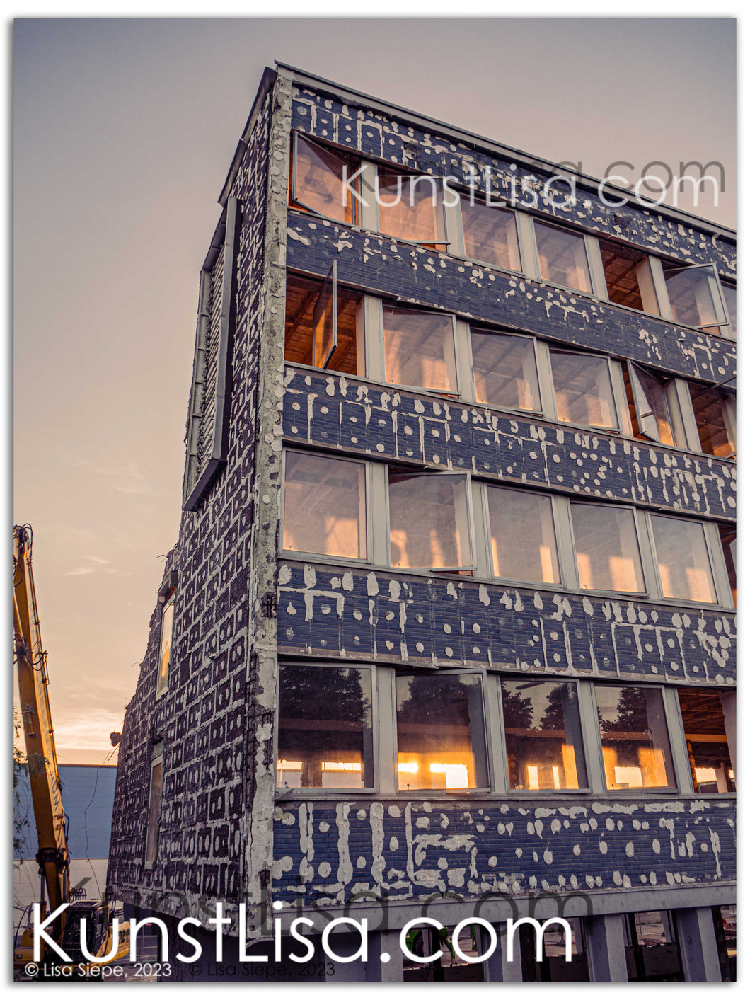 Grau-Orange-Architektur-Abriss-Gebaeude-Fenster-Sonnenuntergang-Deutschland-Mockup-auf-Leinwand