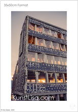 Lade das Bild in den Galerie-Viewer, Graues-Gebäude-beim-Abriss-während-des-orangenen-Sonnenuntergangs-in-Deutschland-Architekturfotografie-Format-35x50cm
