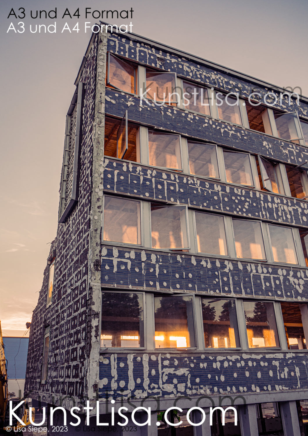 Graues-Gebäude-beim-Abriss-während-des-orangenen-Sonnenuntergangs-in-Deutschland-Architekturfotografie-Format-A3-und-A4
