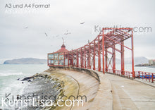 Lade das Bild in den Galerie-Viewer, Blick-auf-roten-Aussichtspunkt-mit-fliegenden-Möwen-am-Meer-im-Hafen-in-Peru-Architekturfotografie-Format-A3-und-A4
