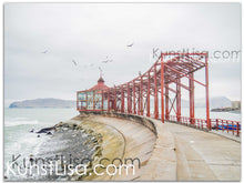 Lade das Bild in den Galerie-Viewer, Grau-Rot-Architektur-Aussicht-Meer-Hafen-Landschaft-Peru-Mockup-auf-Leinwand
