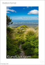 Lade das Bild in den Galerie-Viewer, Ausblick-vom-Vulcan-Berg-Mount-Teranaki-in-die-grüne-Landschaft-auf-Urwald-Felder-und-das-Meer-im-Egmont-Nationalpark-in-Neuseeland-Format-35x50cm

