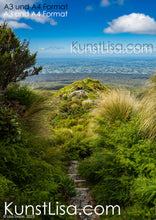 Lade das Bild in den Galerie-Viewer, Ausblick-vom-Vulcan-Berg-Mount-Teranaki-in-die-grüne-Landschaft-auf-Urwald-Felder-und-das-Meer-im-Egmont-Nationalpark-in-Neuseeland-Format-A3-und-A4
