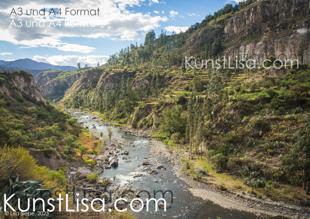 Ausblick-auf-Fluss-in-den-Anden-Grüne-Landschaft-mit-Chacras-und-Felsen-Flussschlucht-Flussbett-in-Peru-A3-und-A4