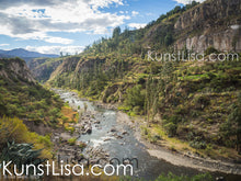 Lade das Bild in den Galerie-Viewer, Ausblick-auf-Fluss-in-den-Anden-Grüne-Landschaft-mit-Chacras-und-Felsen-Flussschlucht-Flussbett-in-Peru
