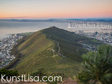 Lade das Bild in den Galerie-Viewer, Ausblick-auf-grünen-Hügel-Signal-Hill-Kapstadt-das-Meer-und-die-Landschaft-mit-Bergen-dahinter-beim-Sonnenuntergang-in-Südafrika
