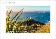 Lade das Bild in den Galerie-Viewer, Ausblick-auf-das-blaue-Meer-und-den-weißen-Leuchtturm-grüne-Landschaft-blauer-Himmel-in-Neuseeland-Format-35x50cm
