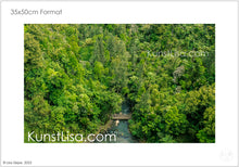 Lade das Bild in den Galerie-Viewer, Vogelperspektive-auf-saftig-grünen-Regenwald-Urwald-mit-Brücke-über-Fluss-Landschaft-in-Neuseeland-Format-35x50cm
