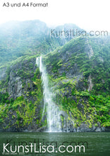 Lade das Bild in den Galerie-Viewer, Ausblick-auf-Wasserfall-an-grün-bewachsenen-Felsen-die-aus-dem-Wasser-ragen-Landschaft-Milford-Sound-in-Neuseeland-Format-A3-und-A4
