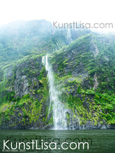 Lade das Bild in den Galerie-Viewer, Ausblick-auf-Wasserfall-an-grün-bewachsenen-Felsen-die-aus-dem-Wasser-ragen-Landschaft-Milford-Sound-in-Neuseeland
