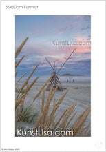 Lade das Bild in den Galerie-Viewer, Ausblick-auf-ein-Tipi-auf-dem-Strand-am-Meer-Berge-im-Hintergrund-Gras-im-Vordergrund-Sonnenuntergang-in-Neuseeland-Format-35x50cm
