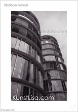 Lade das Bild in den Galerie-Viewer, Architekturfotografie-mit-Schwarz-Weiß-Grau-Filter-runde-Hochhäuser-mit-Glasfront-im-Medienhafen-Düsseldorf-in-Deutschland-Format-35x50cm
