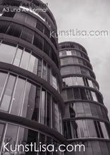 Lade das Bild in den Galerie-Viewer, Architekturfotografie-mit-Schwarz-Weiß-Grau-Filter-runde-Hochhäuser-mit-Glasfront-im-Medienhafen-Düsseldorf-in-Deutschland-Format-A3-und-A4
