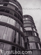 Lade das Bild in den Galerie-Viewer, Architekturfotografie-mit-Schwarz-Weiß-Grau-Filter-runde-Hochhäuser-mit-Glasfront-im-Medienhafen-Düsseldorf-in-Deutschland
