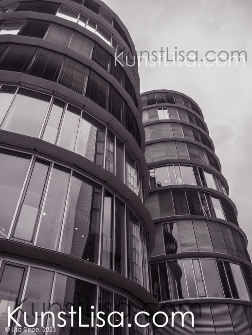 Architekturfotografie-mit-Schwarz-Weiß-Grau-Filter-runde-Hochhäuser-mit-Glasfront-im-Medienhafen-Düsseldorf-in-Deutschland