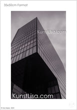 Lade das Bild in den Galerie-Viewer, Architekturfotografie-mit-Schwarz-Weiß-Grau-Filter-Hochhaus-Hotel-mit-Glasfront-im-Medienhafen-Düsseldorf-in-Deutschland-Hyatt-Regency-Format-35x50cm
